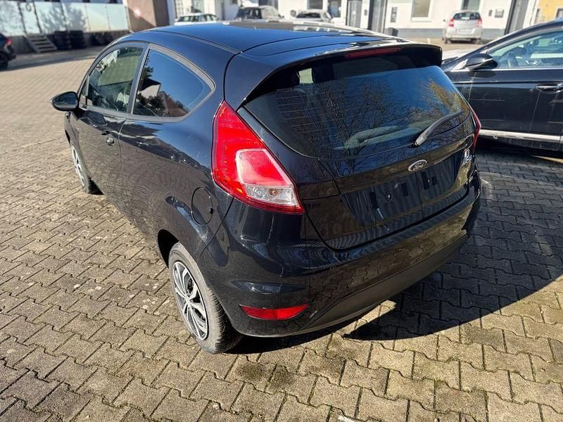 Gebraucht Ford Fiesta Ambiente 60 PS (44 kW) 2013 Schwarz Kleinwagen