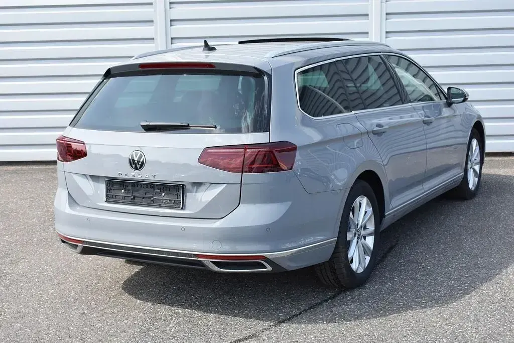 Gebraucht VW Passat Elegance 150 PS (110 kW) 2023 Grau Kombi