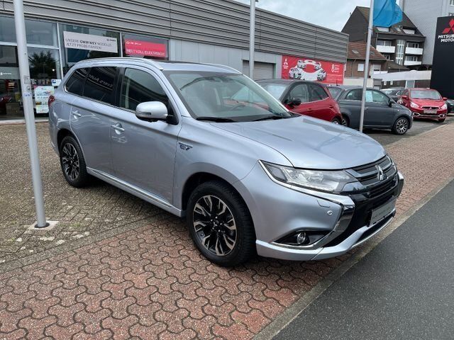 Gebraucht Mitsubishi Outlander P-HEV Top 121 PS (88 kW) 2017 Coolsilber Limousine