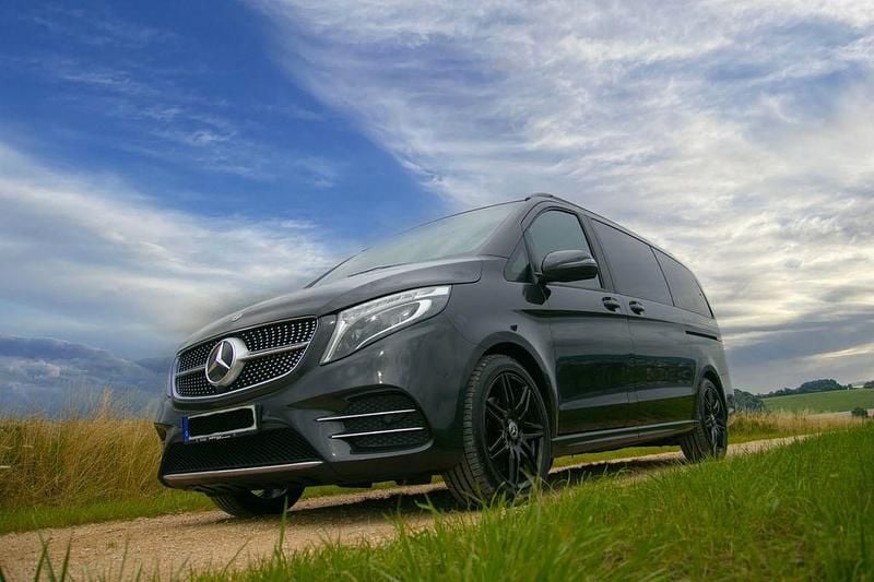 Schwarz Gebraucht 2020 Mercedes V220 AMG line Van / Kleinbus | 39.990 € (Guter Preis) - Bild 1/4