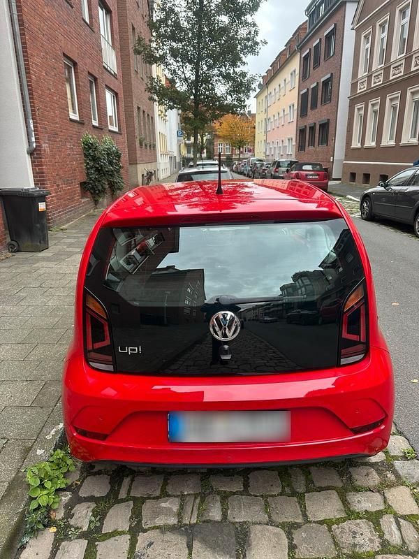 Second-hand VW up! 60 CP (44 kW) 2017 Roșu Hatchback
