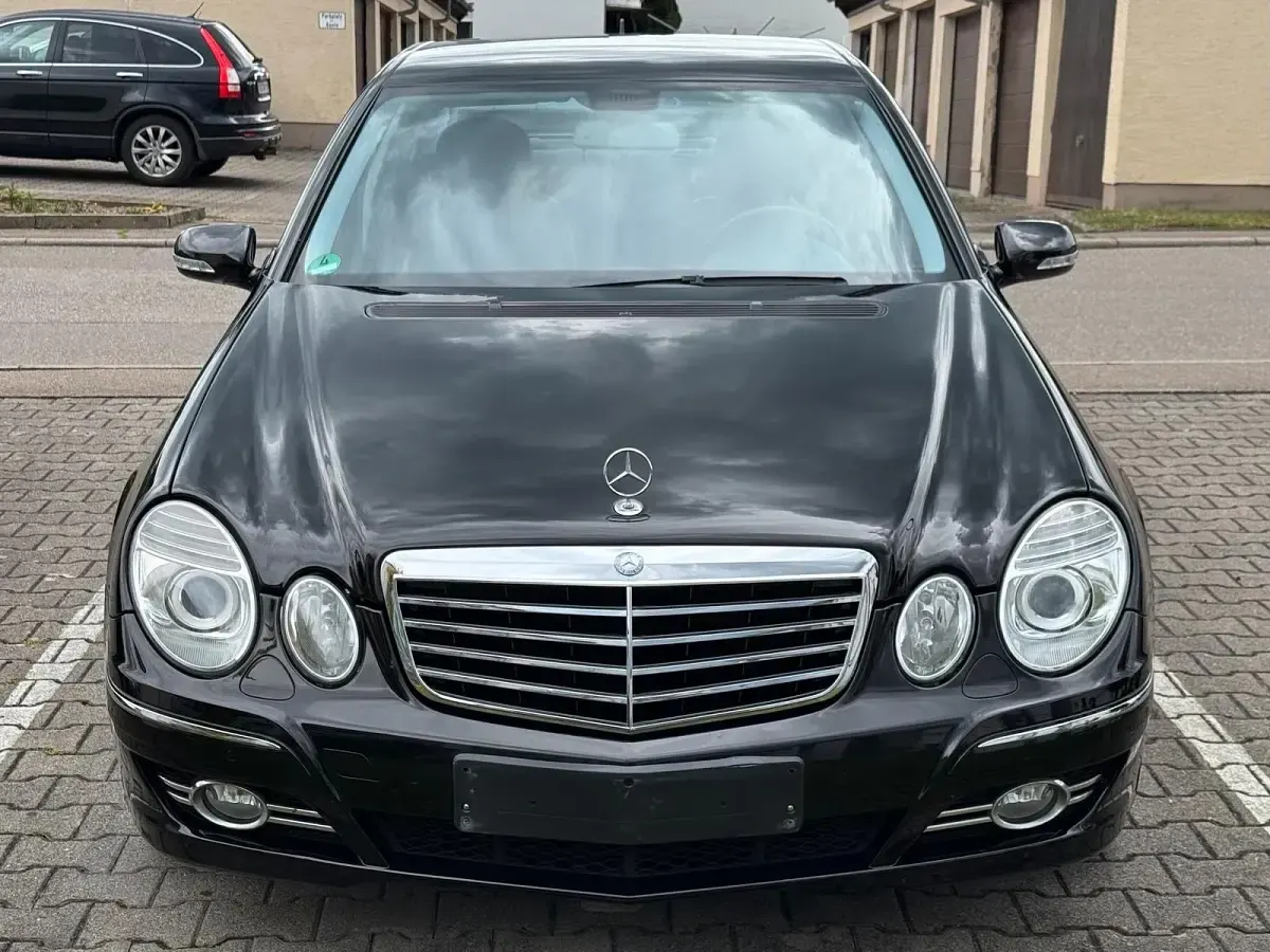 Gebraucht Mercedes E220 Avantgarde 170 PS (125 kW) 2008 Schwarz Limousine