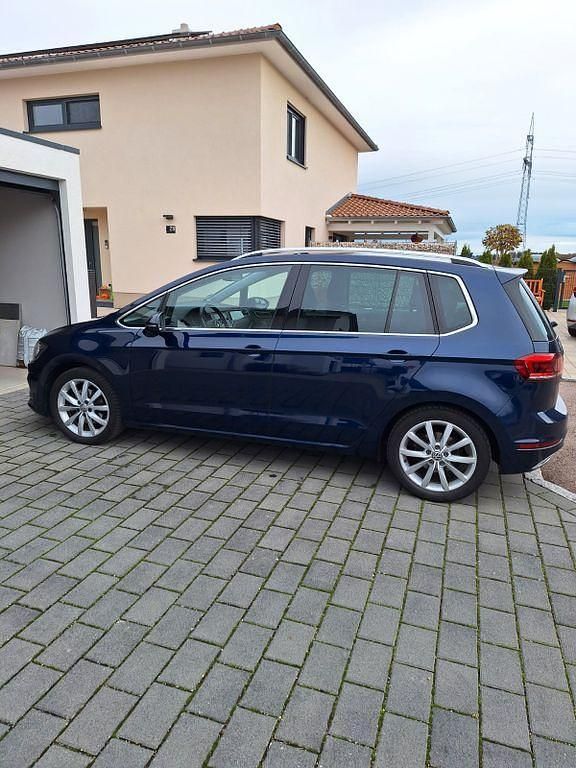 Blau Gebraucht 2018 VW Golf Sportsvan Van / Kleinbus | 14.900 € (Fairer Preis) - Bild 1/4