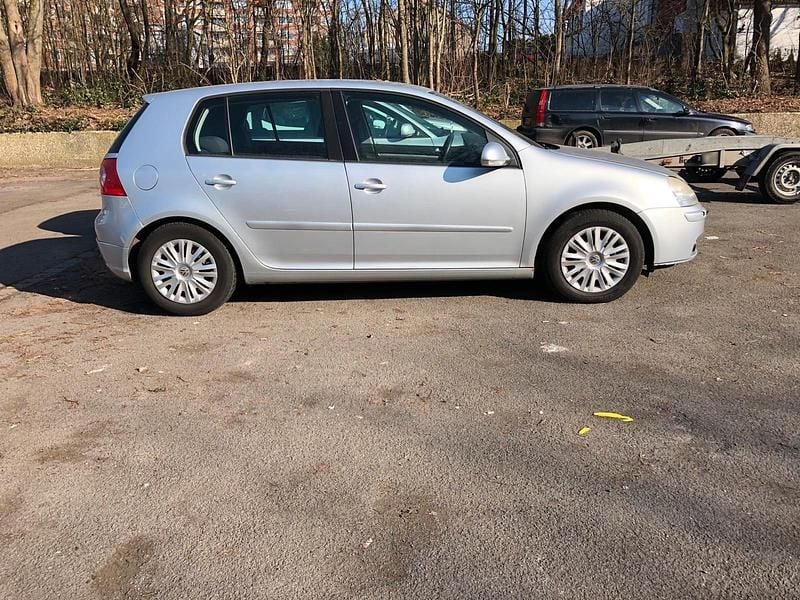 Second-hand VW Golf V 105 CP (77 kW) 2007 Argintiu Berlinǎ