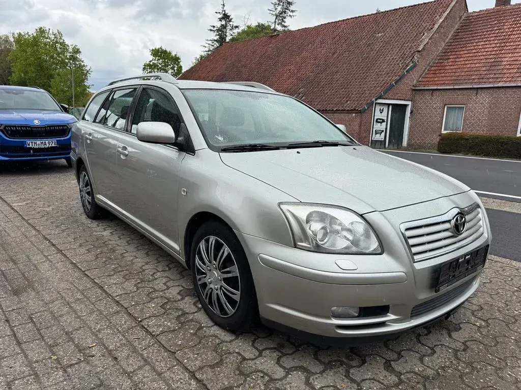 Gebraucht Toyota Avensis Sol 129 PS (94 kW) 2004 Silber Kombi