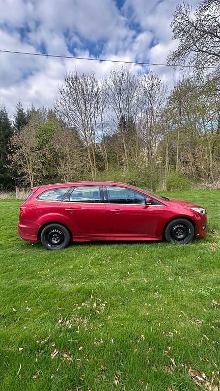 Używany Ford Focus Titanium 120 KM (88 kW) 2015 Czerwony Sedan/Limuzyna