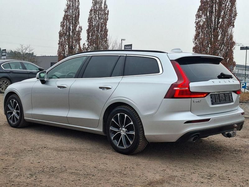 Gebraucht Volvo V60 Momentum 197 PS (144 kW) 2022 Silber Kombi