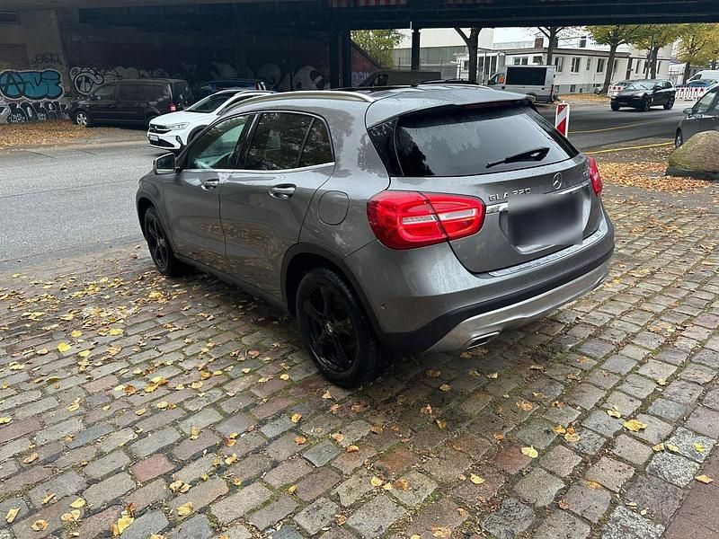 Gebraucht Mercedes GLA220 170 PS (125 kW) 2015 Grau SUV