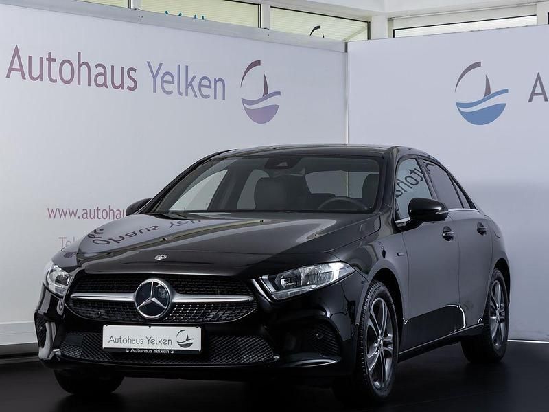 Schwarz (nachtschwarz unilack) Gebraucht 2020 Mercedes A250 Style Limousine | 22.890 € (Fairer Preis) - Bild 1/4