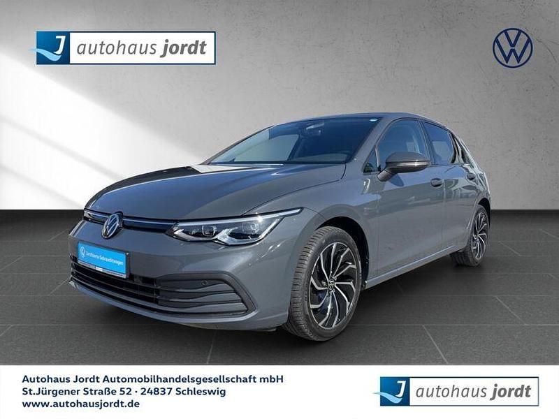 Grau Gebraucht 2022 VW Golf VIII Life Limousine | 22.560 € (Etwas zu teuer) - Bild 1/4