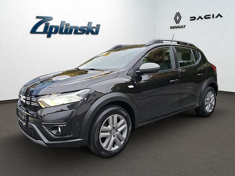 Schwarz Gebraucht 2023 Dacia Sandero Expression Limousine | 14.890 € (Fairer Preis) - Bild 1/4