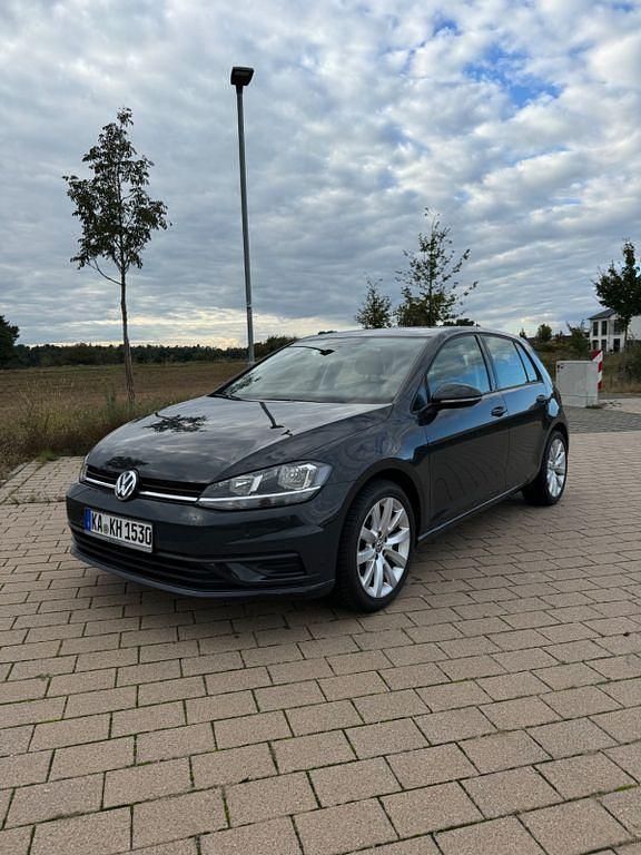 Grau Gebraucht 2017 VW Golf VII Trendline Limousine | 10.200 € (Superpreis) - Bild 1/4