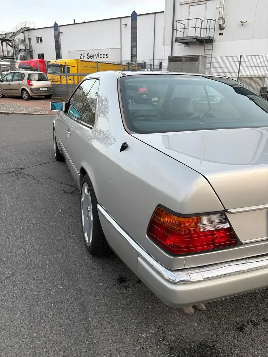 Gebraucht Mercedes E300 181 PS (133 kW) 1989 Silber Coupé