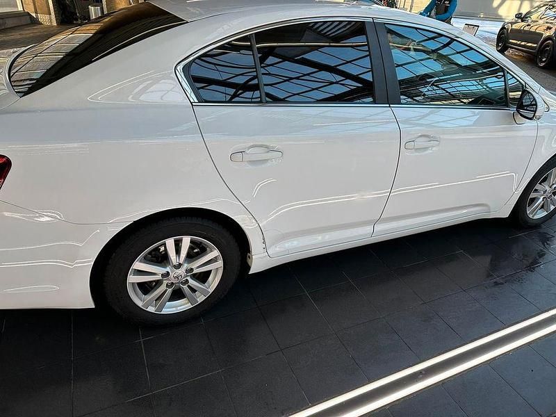 Gebraucht Toyota Avensis Multidrive S 147 PS (108 kW) 2012 Weiß Limousine