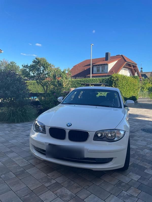 Weiß Gebraucht 2009 BMW 116 Kleinwagen | 3.700 € (Fairer Preis) - Bild 1/4