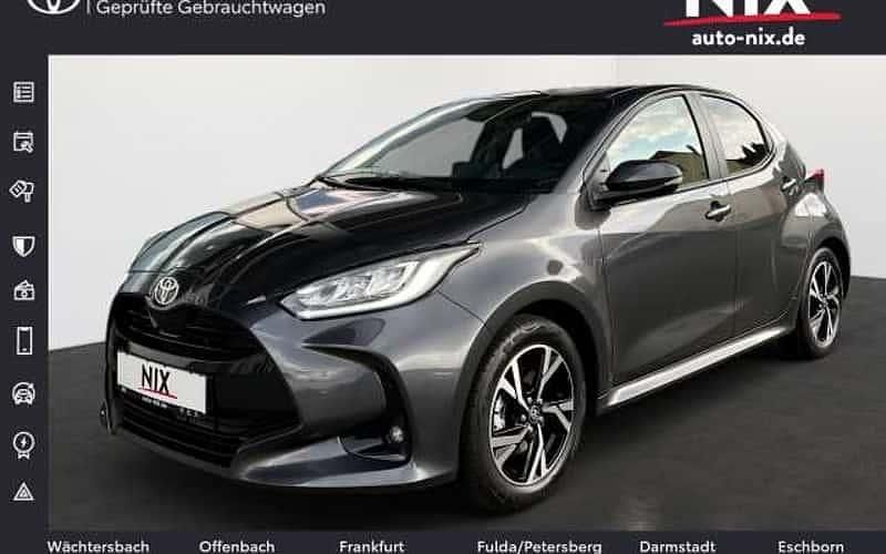 Grau Gebraucht 2025 Toyota Yaris Hybrid Limousine | 26.686 € (Etwas zu teuer) - Bild 1/4