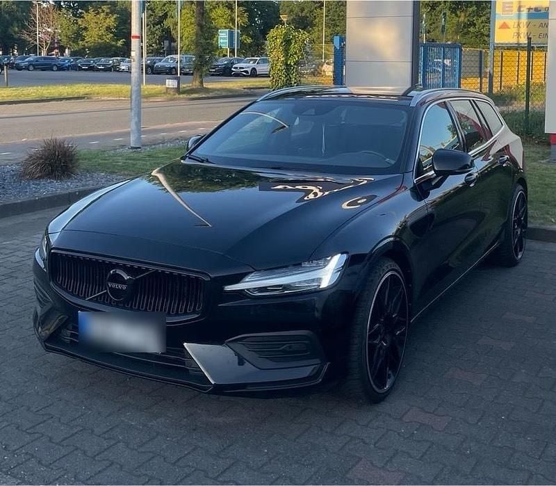 Schwarz Gebraucht 2021 Volvo V60 Momentum Kombi | 18.890 € (Superpreis) - Bild 1/4