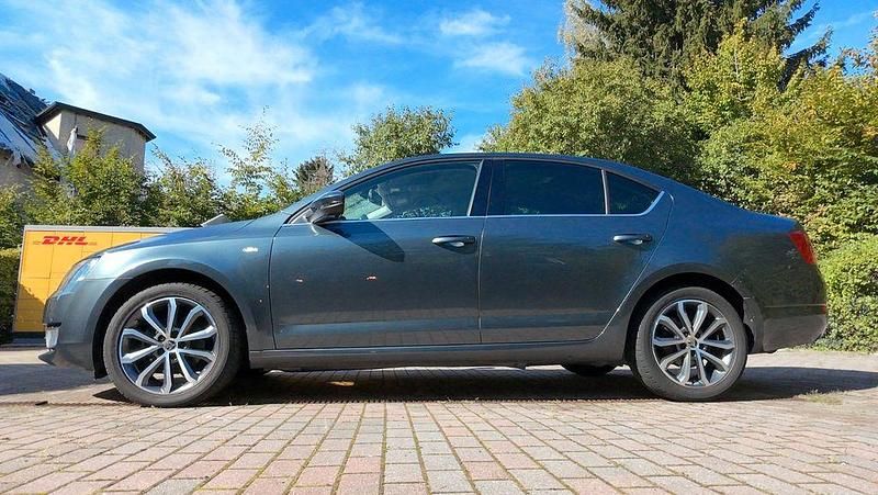 Grau Gebraucht 2015 Skoda Octavia Limousine | 12.999 € (Guter Preis) - Bild 1/4