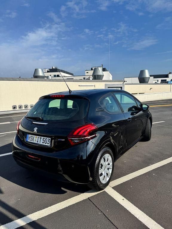 Gebraucht Peugeot 208 Active 82 PS (60 kW) 2016 Schwarz Kleinwagen
