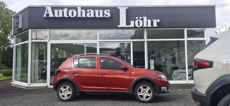 Feuerrot Gebraucht 2015 Dacia Sandero Prestige Kleinwagen | 7.492 € (Fairer Preis) - Bild 1/4