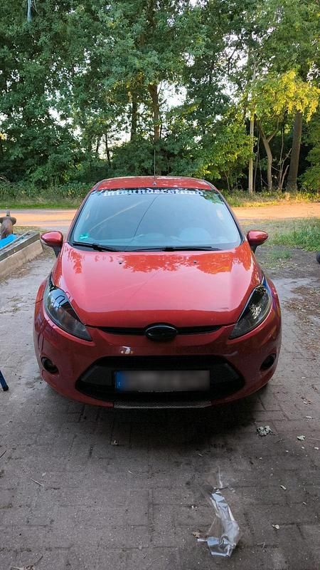 Gebraucht Ford Fiesta 90 PS (66 kW) 2011 Rot Kleinwagen