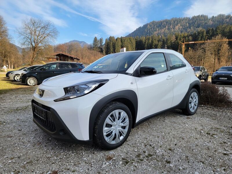 Weiß Neu 2025 Toyota Aygo X-play Kleinwagen | 17.990 € - Bild 1/4