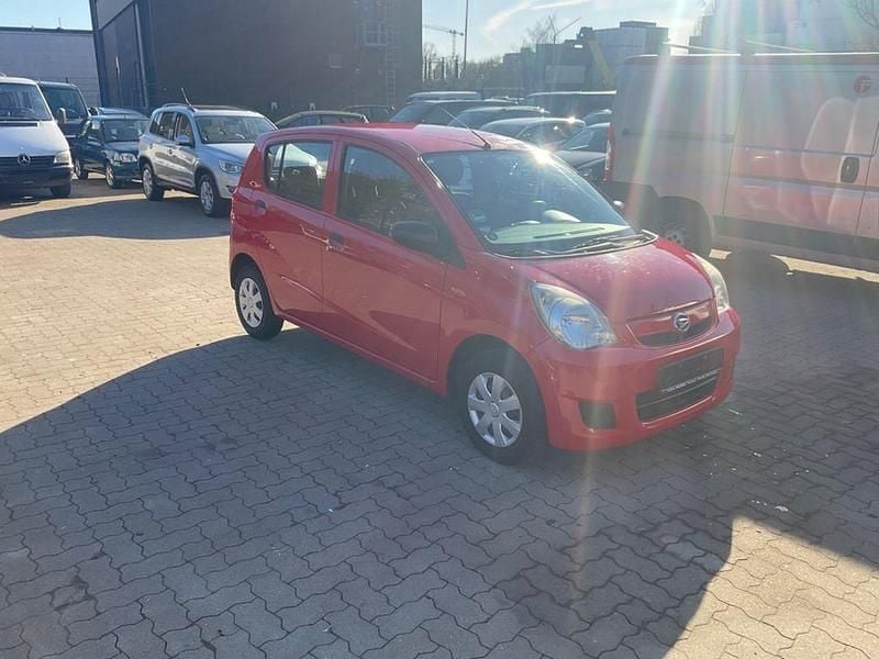 Gebraucht Daihatsu Cuore Plus 58 PS (42 kW) 2011 Rot Kleinwagen