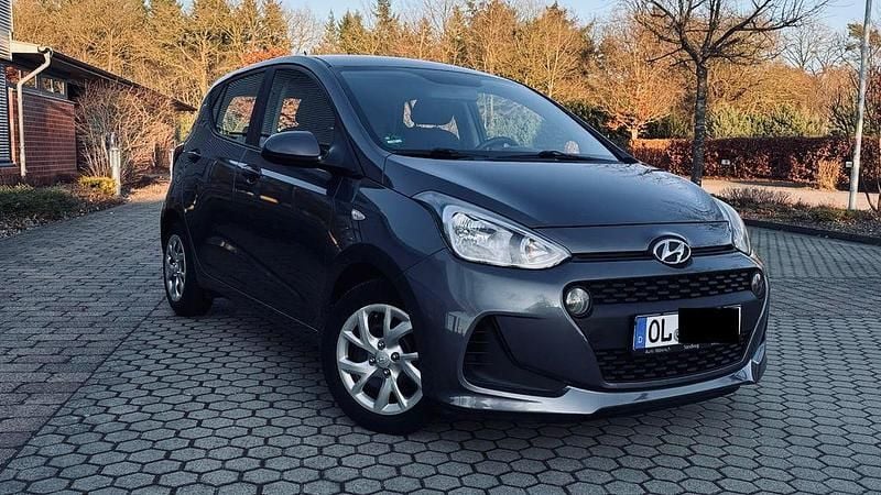 Gebraucht Hyundai i10 Trend 87 PS (63 kW) 2017 Grau Kleinwagen