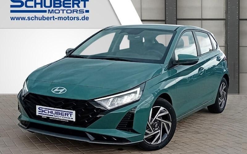 Mangrove green / mic Neu 2025 Hyundai i20 Trend Limousine | 21.490 € (Fairer Preis) - Bild 1/4