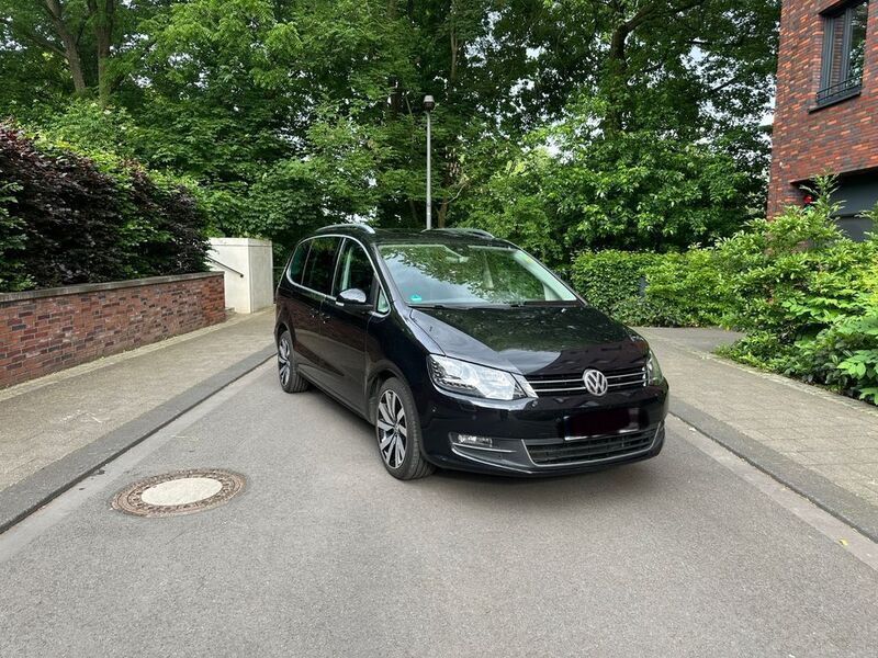 Schwarz Gebraucht 2015 VW Sharan Trendline Van / Kleinbus | 17.800 € (Fairer Preis) - Bild 1/4