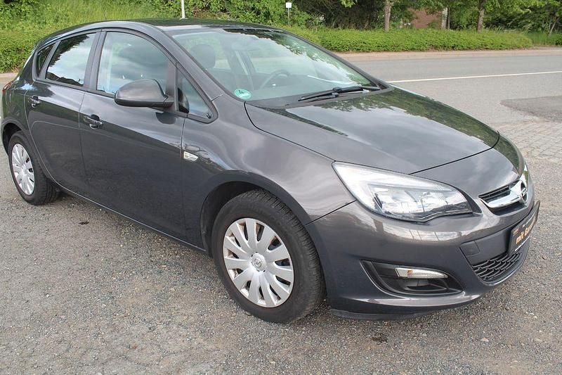 Grau Gebraucht 2013 Opel Astra Selection Limousine | 5.499 € (Fairer Preis) - Bild 1/4