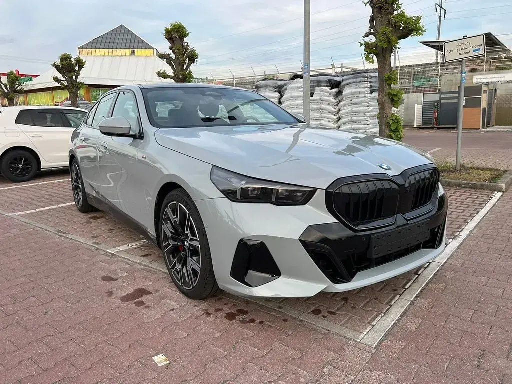 Gebraucht BMW 520 M Sport 208 PS (152 kW) 2025 Grau Limousine