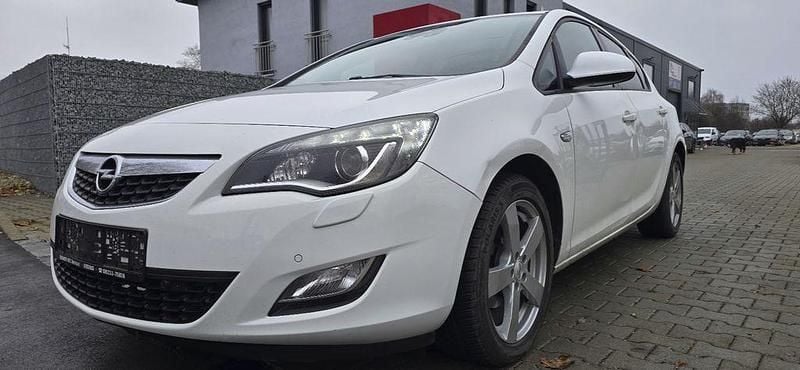 Weiß Gebraucht 2011 Opel Astra Design Edition Limousine | 2.990 € (Superpreis) - Bild 1/4