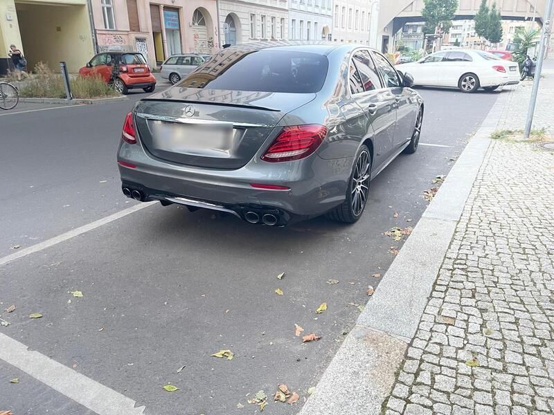 Grau Gebraucht 2018 Mercedes E300 AMG line Limousine | 33.900 € (Etwas zu teuer) - Bild 1/4