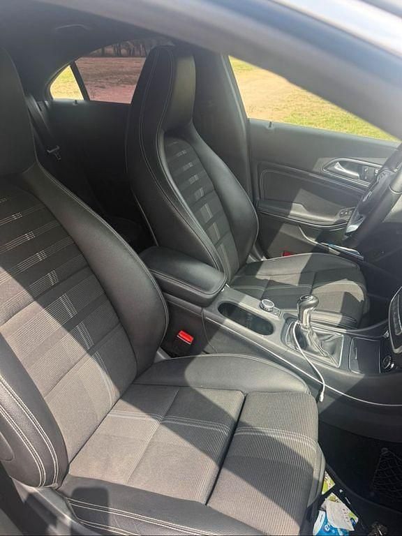 Grau Gebraucht 2017 Mercedes CLA180 AMG line Limousine | 19.500 € (Teuer) - Bild 1/4