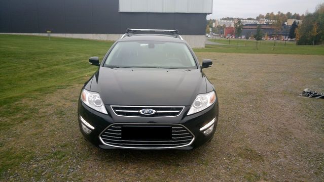 Schwarz metallic Gebraucht 2012 Ford Mondeo Premium Kombi | 14.400 € - Bild 1/4