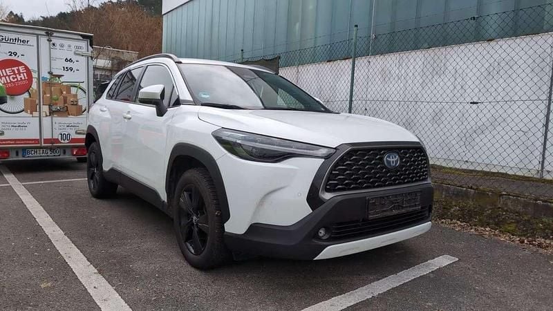 Super (pure) white ii Gebraucht 2023 Toyota Corolla Cross SUV | 30.990 € - Bild 1/4