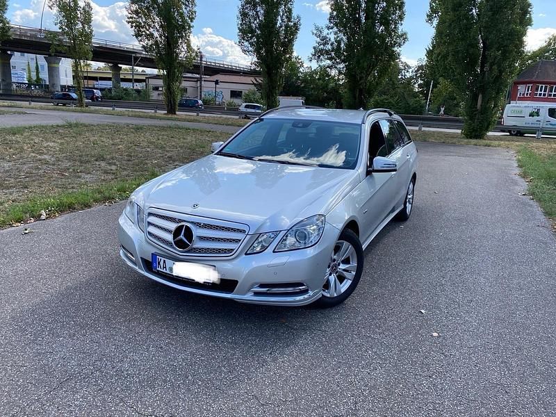 Silber Gebraucht 2011 Mercedes E220 Kombi | 4.900 € - Bild 1/1