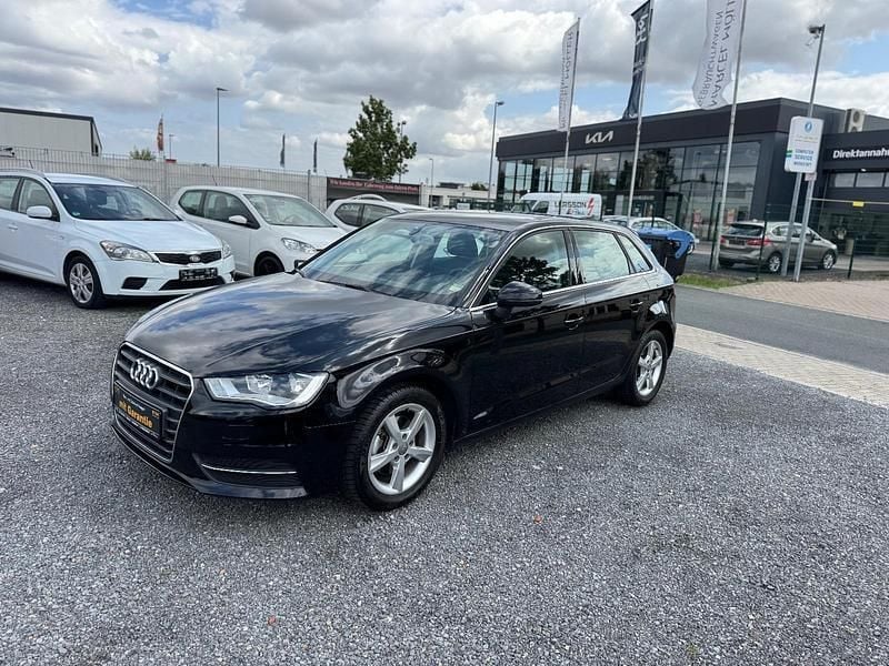 Brillantschwarz Gebraucht 2013 Audi A3 Ambiente Limousine | 13.990 € (Guter Preis) - Bild 1/4
