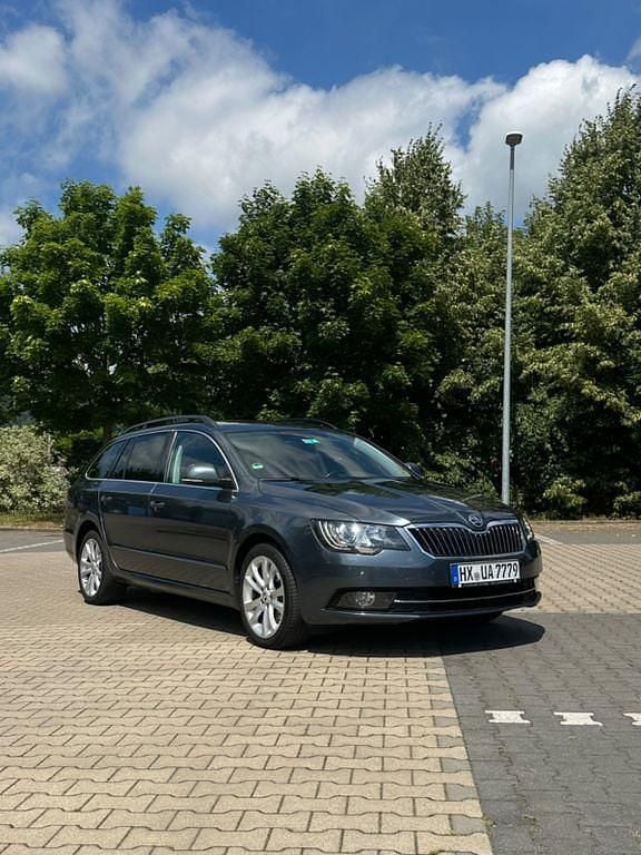 Grau Gebraucht 2015 Skoda Superb Elegance Kombi | 9.500 € (Etwas zu teuer) - Bild 1/4