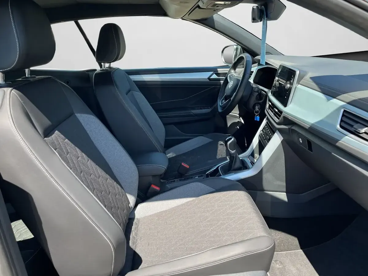 Gebraucht VW T-Roc 150 PS (110 kW) 2025 Ivory silver metallic schwarz (metallic) SUV