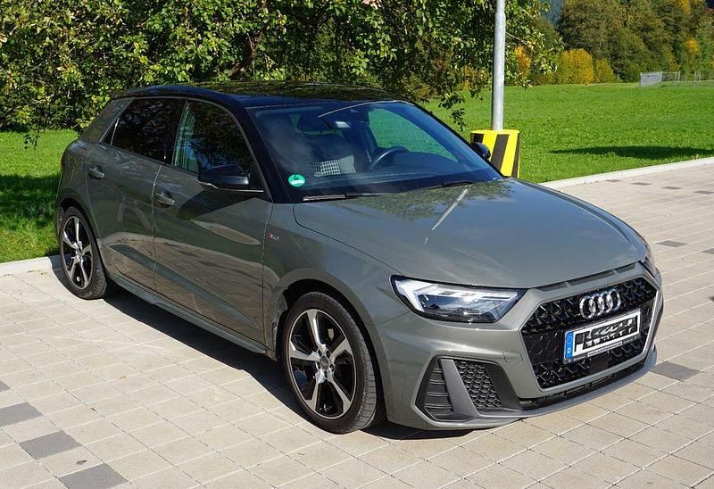 Grau Gebraucht 2020 Audi A1 Sportback S-Line Kleinwagen | 19.599 € (Etwas zu teuer) - Bild 1/4