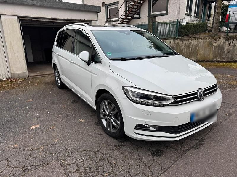 Weiß Gebraucht 2016 VW Touran Highline Van / Kleinbus | 17.950 € (Fairer Preis) - Bild 1/4