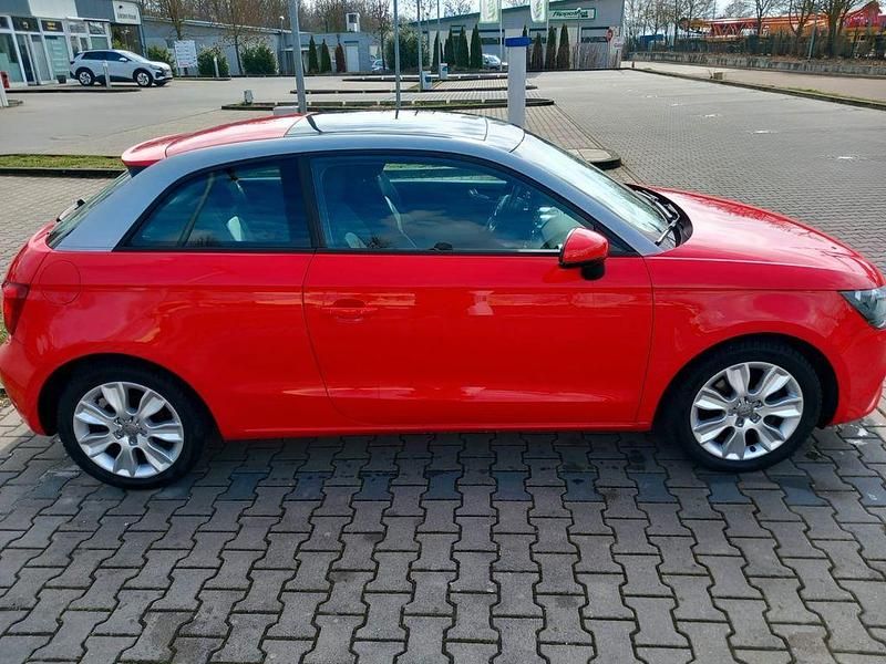 Gebraucht Audi A1 Attraction 122 PS (89 kW) 2011 Rot Kleinwagen