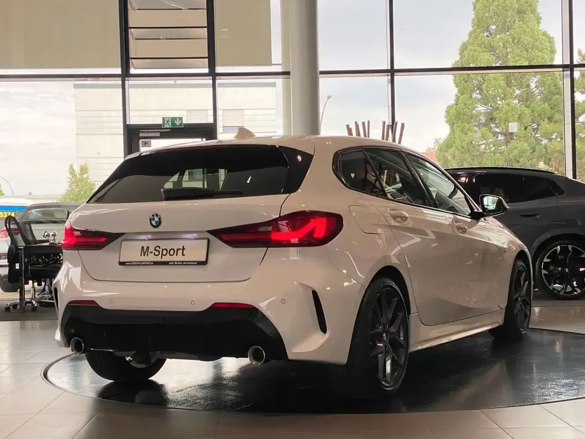 Gebraucht BMW 120 M Sport 190 PS (139 kW) 2022 Weiß Limousine