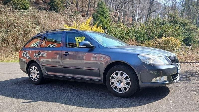 Gebraucht Skoda Octavia Ambiente 122 PS (89 kW) 2009 Grau Kombi