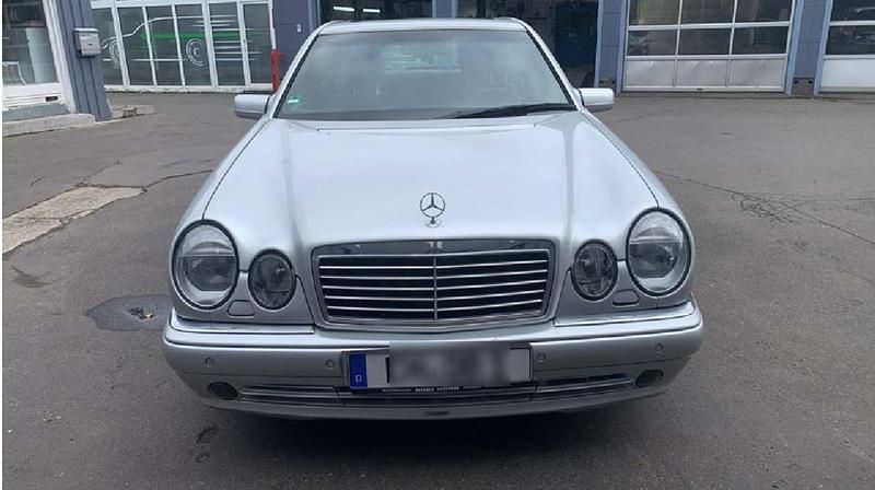 Silber Gebraucht 1996 Mercedes E50 AMG AMG Limousine | 32.000 € - Bild 1/4