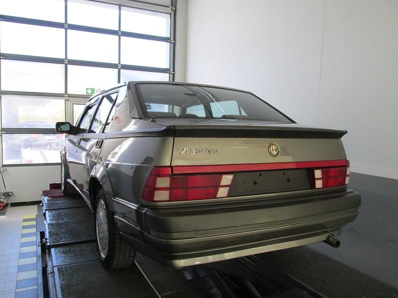 Grau Gebraucht 1990 Alfa Romeo 75 Quadrifoglio Verde Limousine | 18.500 € - Bild 1/4