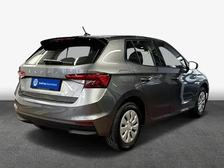 Grau Gebraucht 2024 Skoda Fabia Ambition Limousine | 17.890 € (Fairer Preis) - Bild 1/3