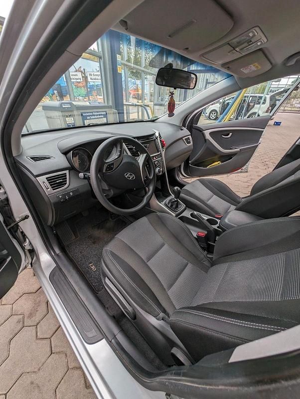 Gebraucht Hyundai i30 101 PS (74 kW) 2016 Silber Kombi
